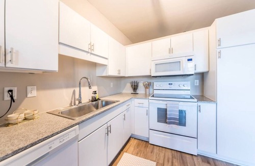 DeBaliviere Place Apartment | Garage Parking CWE Condo near STL Hospitals