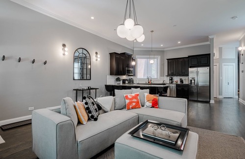 Tri-Taylor Condo | GARAGE PARKING! Stay in, Walk to Great Local Spots, Grab the CTA, or Hop on I-290 - the Perfect Location for All Your Adventures by AllSet Turnover