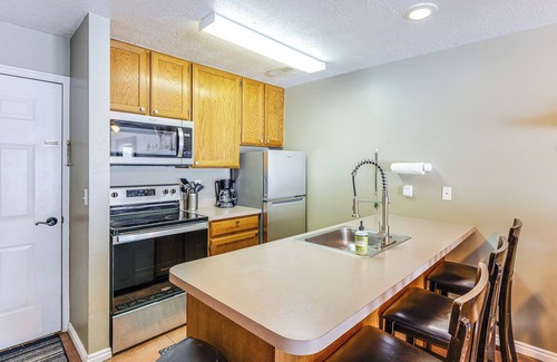 Harbor Village Condo | Garden City Condo w/Pool Access by Bear Lake!