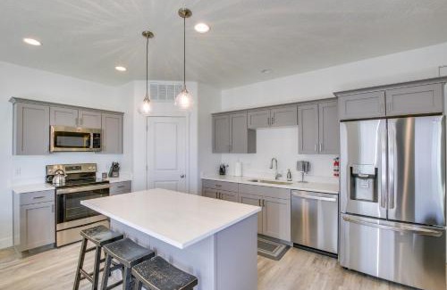 Garden City House | Garden City Townhome with Fireplace Near Bear Lake!