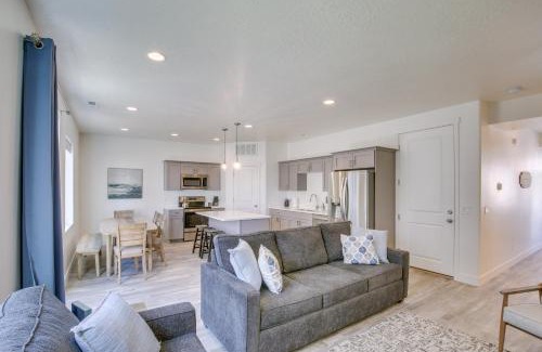Garden City House | Garden City Townhome with Fireplace Near Bear Lake!
