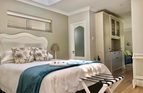 Constantia House | Garden Cottage - Leafy Constantia Guest House