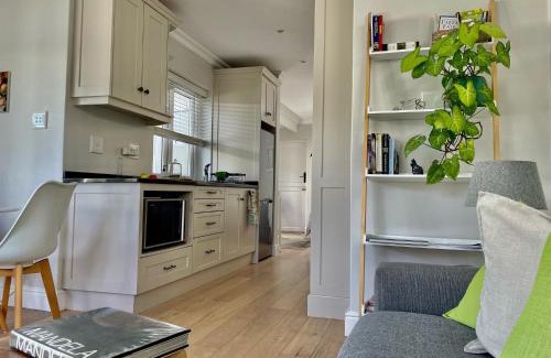 Constantia House | Garden Cottage - Leafy Constantia Guest House