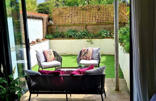 Hove Apartment | Garden flat in central Hove, close to the beach, shops, bars and restaurants