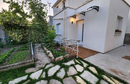 Sartrouville Apartment | Garden Guesthouse Near Paris