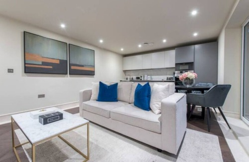 Redbridge Apartment | Garden Haven: Luxe 1BR 1BA Chigwell Retreat
