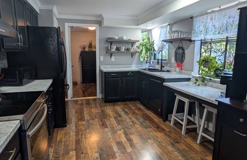 Whitfield House | Garden Home/Heated Pool/King-Bed/20 min Beach/Pets Allowed/IMG Sports/UTC Shop