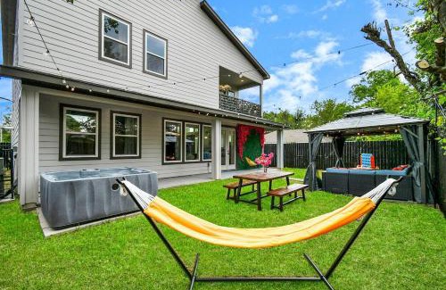 OST - South Union House | Garden of Eden Downtown Getaway - Hot Tub, Game Room, Neon Vibes