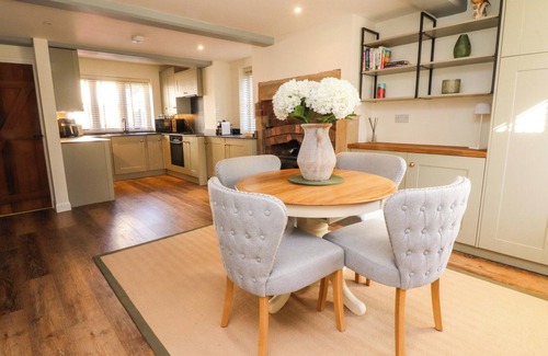 Lytham St. Anne's Cottage | GARDENER'S COTTAGE, pet friendly, with a garden in Lytham St. Annes