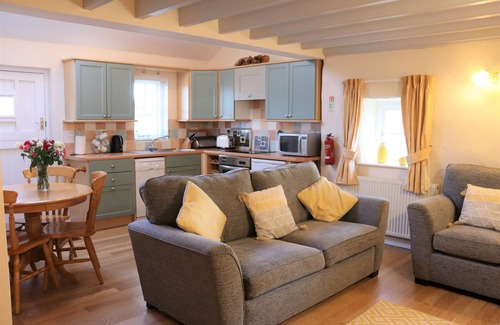 Pembroke Cottage | Gardeners Cottage - sleeps 4 guests in 1 bedroom