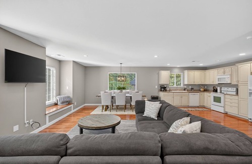 Whitford House | GardenHome Getaway, Near Golf & Wine Country