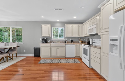 Whitford House | GardenHome Getaway, Near Golf & Wine Country