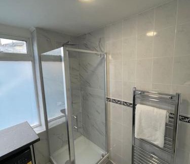 Broad Green Apartment | Garnet - Deluxe London Studio