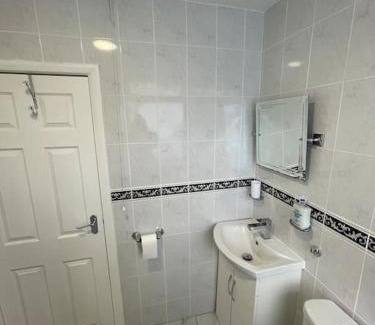 Broad Green Apartment | Garnet - Deluxe London Studio