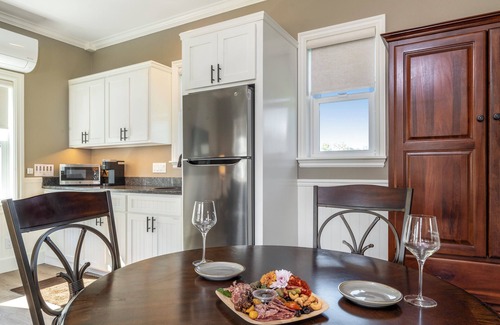 Santa Ynez Cottage | Gastro HQ2: Luxe Studio Walk To Best Restaurants, L2EV, Sleeps 4, Unit 5 Faraday