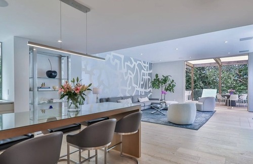 Sawtelle House | Gated Brentwood Estate with Pool and Tennis | 5 Bed | 5 Bath