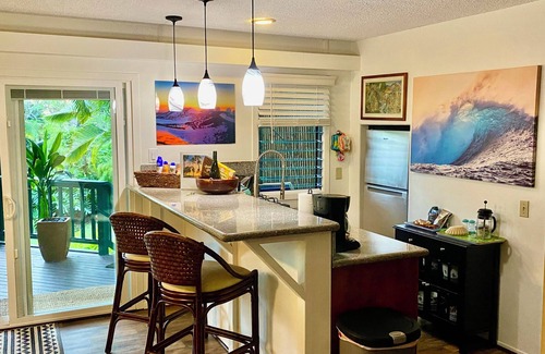 Kailua-Kona Cottage | Gated Tropical Retreat in Kailua Kona Hawai’i, five minutes from the ocean.