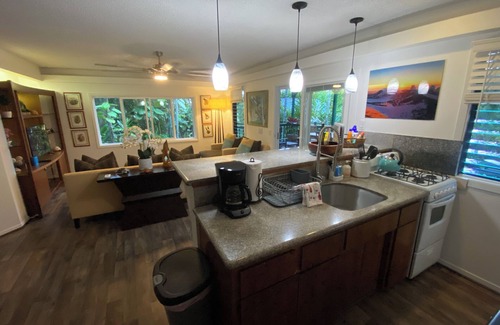Kailua-Kona Cottage | Gated Tropical Retreat in Kailua Kona Hawai’i, five minutes from the ocean.