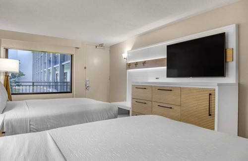 Lake Buena Vista Hotel | Gateway to Disney Magic: 2 Family Units with Pool Access!Shuttle to Disney-World