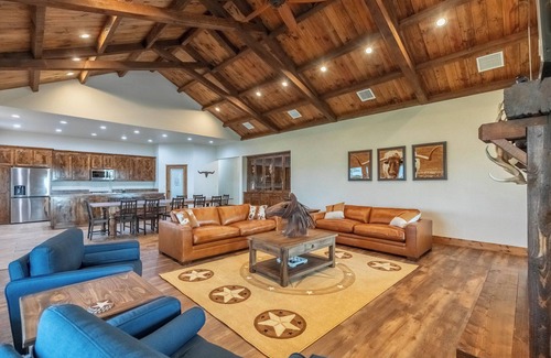Eastland House | Gather, Explore, Relax: Family Retreat w/Pool + River Access