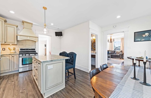 Williamstown House | Gather Together - Charming Home for 20 Near Ark!