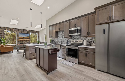 Switzer Mesa House | Gathering Tree's Upscale 2 bedroom with Fireplace and Hot Tub!
