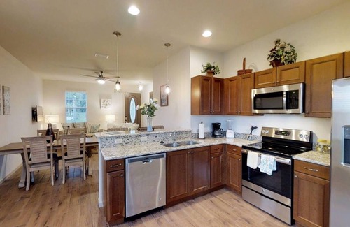 Oviedo Cottage | Gator Cottage: Cozy 2-bedroom, 1-bath cottage, sleeps 4. Perfect for a small family. New you could bring your own fishing boat and use the blackhammock Marina