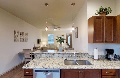 Oviedo Cottage | Gator Cottage: Cozy 2-bedroom, 1-bath cottage, sleeps 4. Perfect for a small family. New you could bring your own fishing boat and use the blackhammock Marina