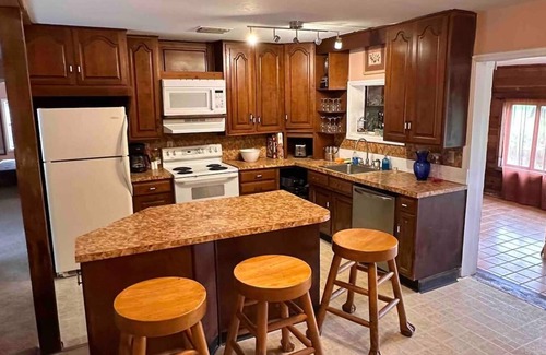 Oviedo House | Gator Hole: Old-Florida Cabin Feeling 2-bedroom, 1.5-bath house, sleeps 4. New bring your boat launch from blackhammock boat ramp fish from your house or the peninsula
