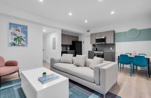 West Avenue Apartment | Gatsby Suite Resort & Parking Passes Available