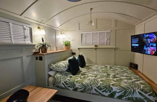 Charlwood House | Gatwick Hideaway Hut
