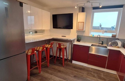 Brighton House | Sleeps 12 - Themed Accommodation