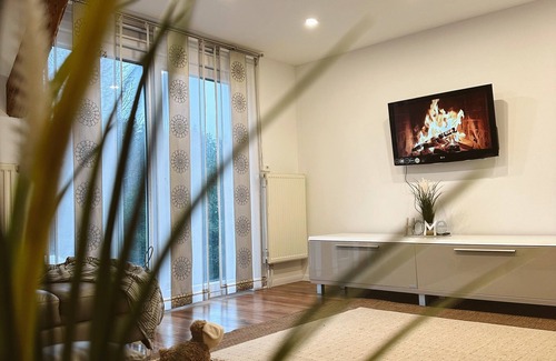 Wolfsbach Apartment | Gemütliche 2-stöckige Ferienwohnung 3 Minuten von der Autobahn!
