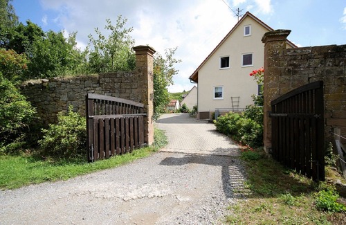 Sulzfeld Apartment | Gemütliche 45qm Ferienwohnung, viele Freizeit-und Erlebnisangebote, kostenfreies Parken und WLAN