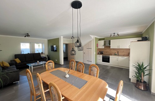 Gerolstein Apartment | Gemütliche Ferienwohnung mit Blick auf Wald Wiesen und Dolomiten