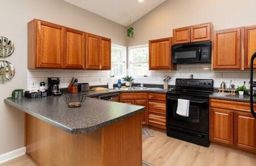 West Des Moines House | Gem in West Dsm | 4BD/3BA Home | Perfect Location