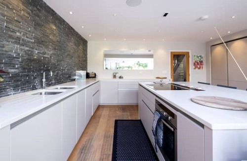 Wimborne House | Gem of Wimborne Dorset With Large Garden & Hot Tub