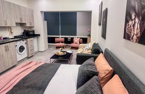 Gemmayzeh Hotel | Gemmayzeh House Pink