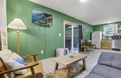 Lancaster Apartment | Gentle Breeze: The Evergreen: Romantic Secluded Getaway