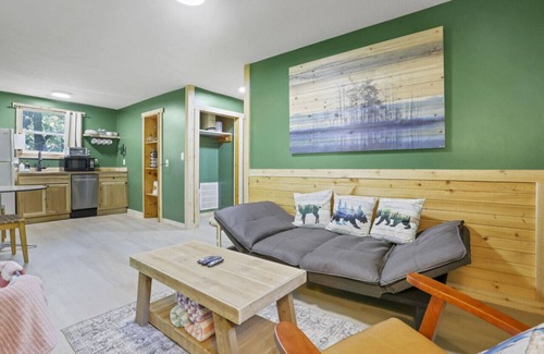 Lancaster Apartment | Gentle Breeze: The Evergreen: Romantic Secluded Getaway