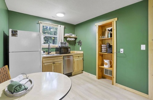 Lancaster Apartment | Gentle Breeze: The Evergreen: Romantic Secluded Getaway