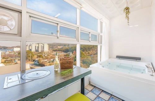 Irun-myeon House | Geoje Forest-morning Spa Pension