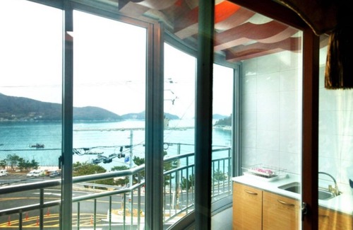 Irun-myeon House | Geojedo Gujorabau Pension