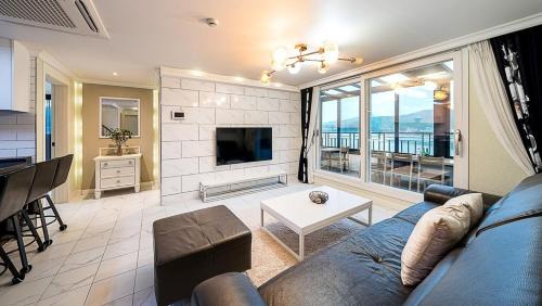 Geoje House | Geojedo Modern 239 Pension Spa, Netflix, Munhwanuri