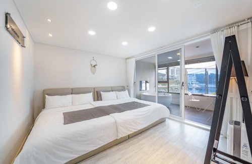 Jangmok-myeon House | Geojedo The 100 Spa & Poolvilla Pension