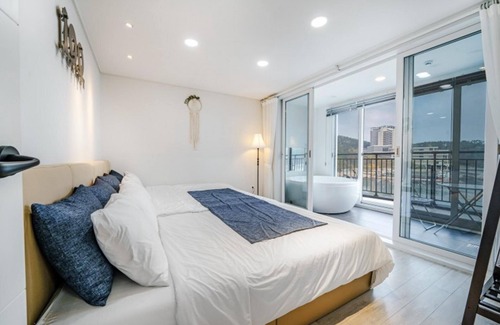 Jangmok-myeon House | Geojedo The 100 Spa & Poolvilla Pension