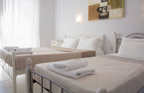 Kariotai Hotel | George House Apartments & Villa