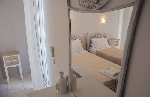 Kariotai Hotel | George House Apartments & Villa