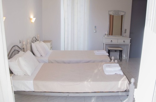 Kariotai Hotel | George House Apartments & Villa