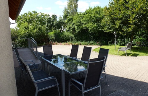 Sulzfeld Apartment | Geräumige 90qm Ferienwohnung mit Balkon, viele Freizeit-und Erlebnisangebote, kostenfreies WLAN
